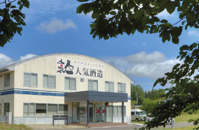 Ninki 11 Genshu Junmai Daiginjo podawane w kieliszku do wina